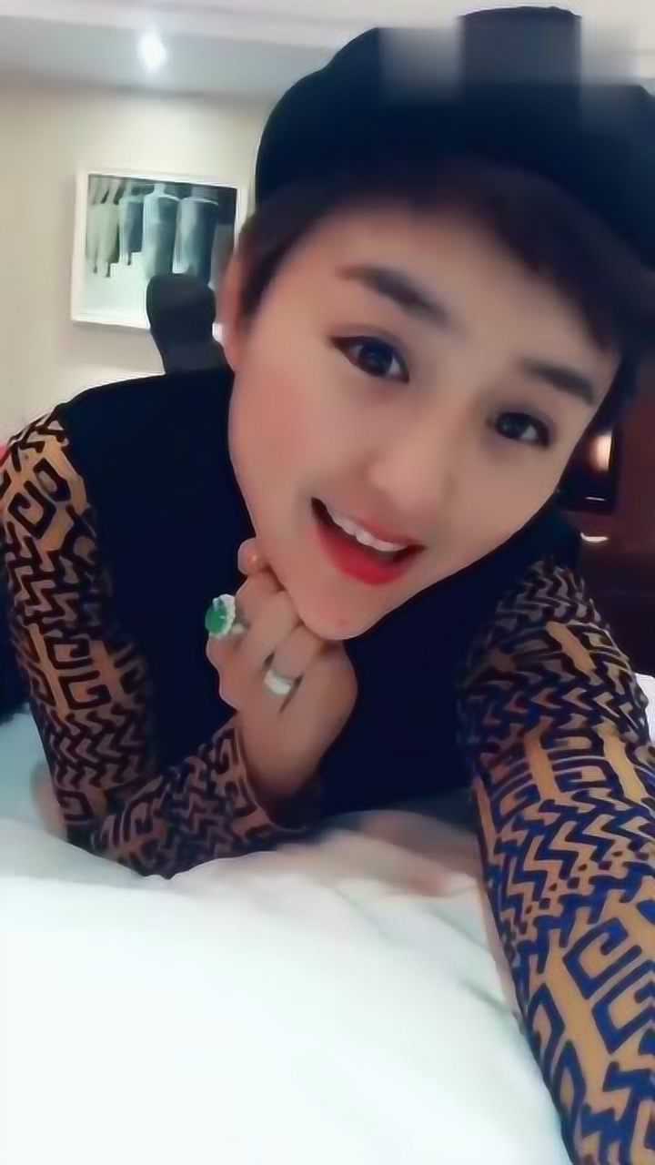 本山传媒的美女娇娇正在撒娇卖萌想不到瞬间被打回原形