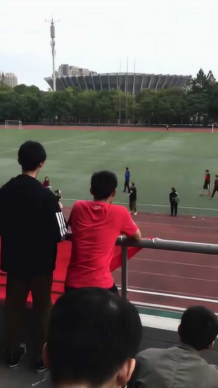 光脚的不怕穿鞋的，女同学脱下鞋子那一刻，你们就已经输了！_高清