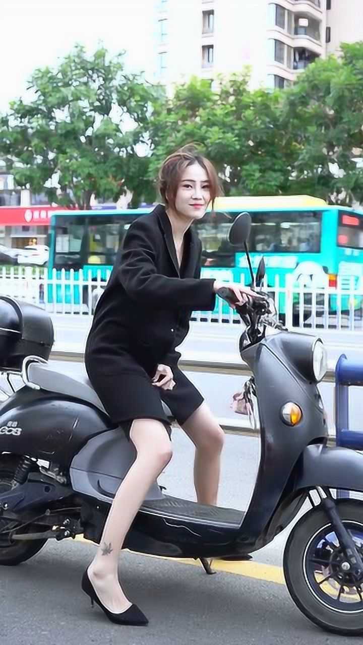 女司机骑摩托车