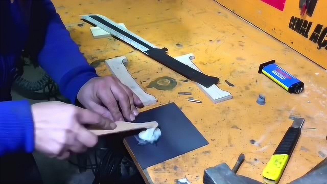 得到旧汽车的钢板弹簧外国大叔打造出这样一把砍柴刀你喜欢吗