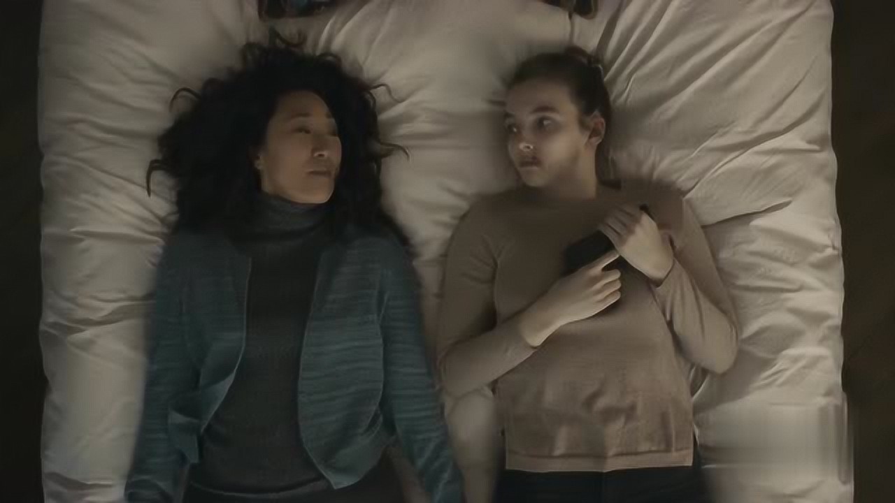 美女和朋友一起聊天，没想到朋友会拿刀刺入她的腹部，美女很伤心_高清