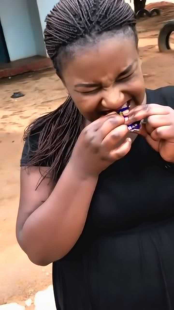 非洲女孩吃槟榔,有那么难吃吗?露出这样的表情