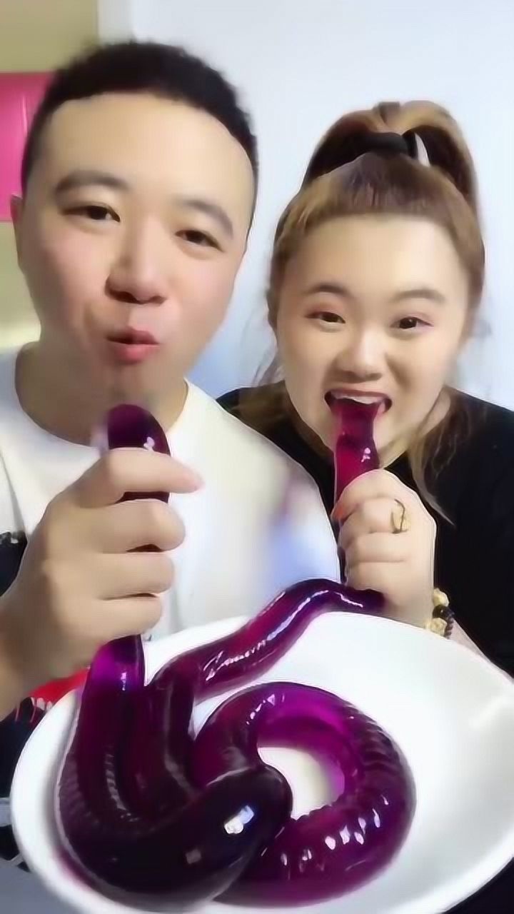 吃冰达人夫妇吃黄瓜冰棒吃果冻冰一口下去嘎嘣脆