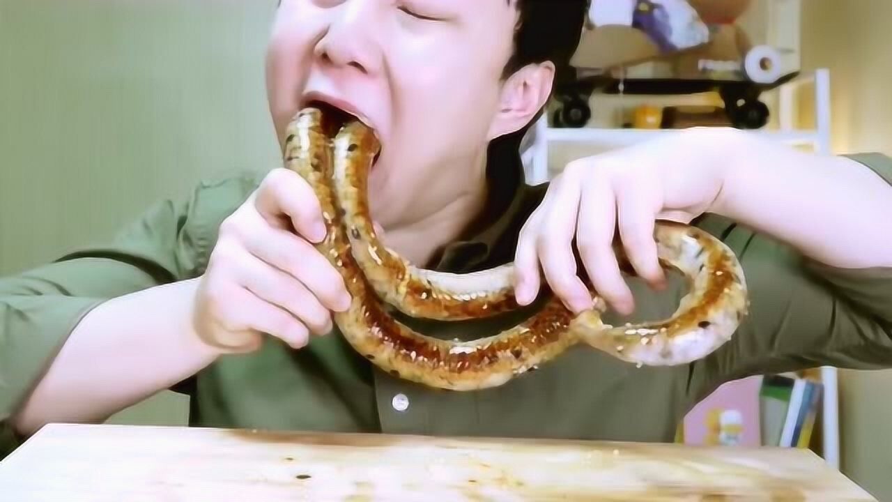 韩国帅哥吃播大香肠,2根一起吃,全是肉啊