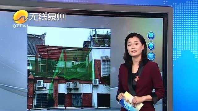 泉州汉唐天下:顶楼业主违建,城管人员发整改通知单