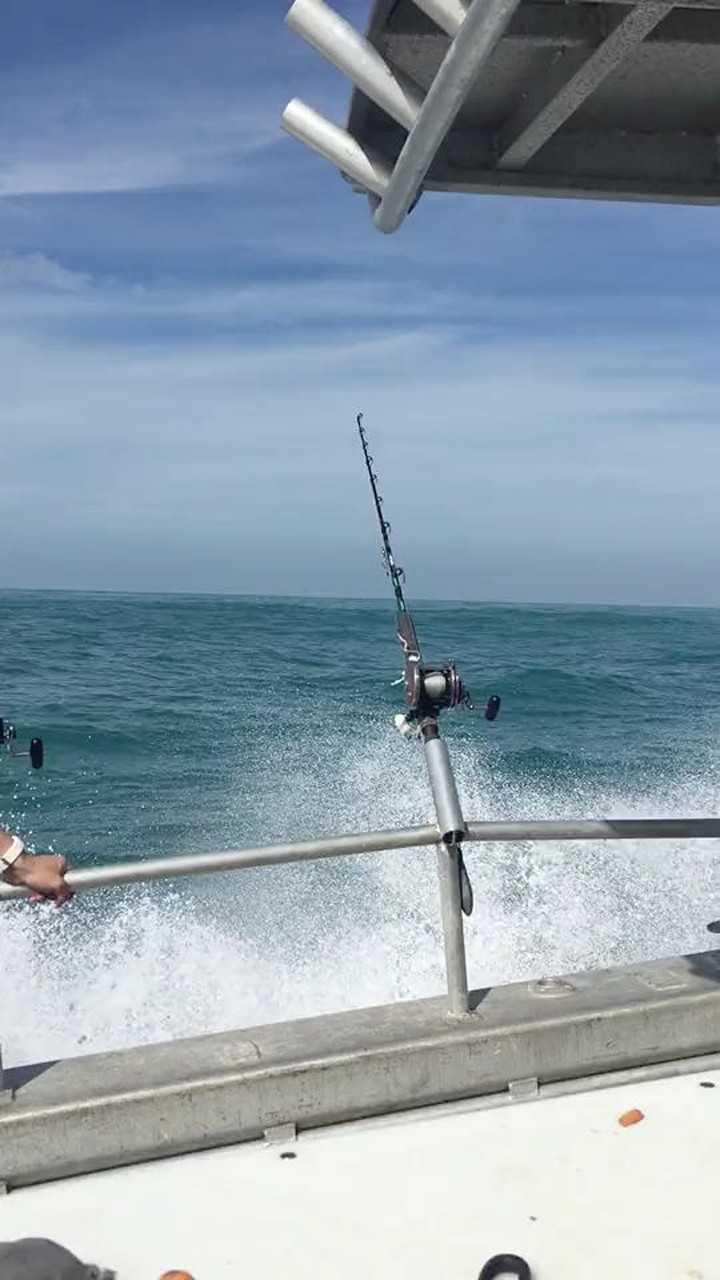 新西兰凯库拉出海去海钓,每一个浪都有小彩虹