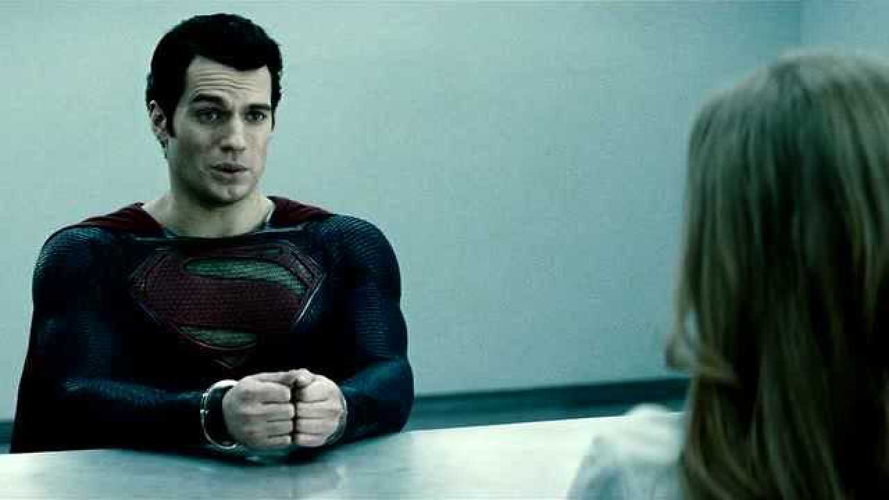 超人克拉克被军方困住,为了救出露易丝什么都做的出来