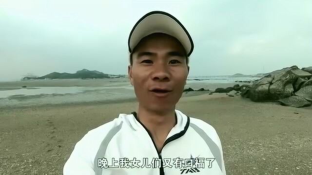 渔人阿峰:大婶们下海捡海螺,阿峰抓紧去捉大螃蟹,满满的美味!