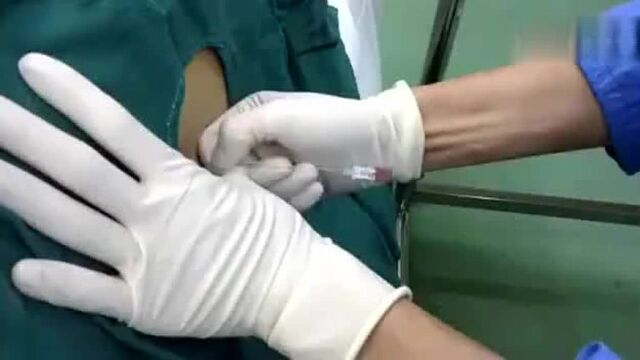 实拍女人剖腹产前打麻药 这么长的针 母爱真的伟大