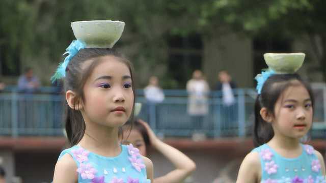 小学生顶碗读书走路!校长:培养学生的形体气质