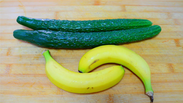 黄瓜加香蕉这种吃法火了,香脆爽口,排毒防便秘,越吃越苗条