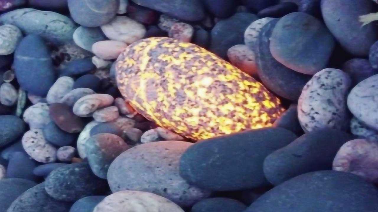 男子海边捡到一颗会发光的石头,专家鉴定后不淡定了!