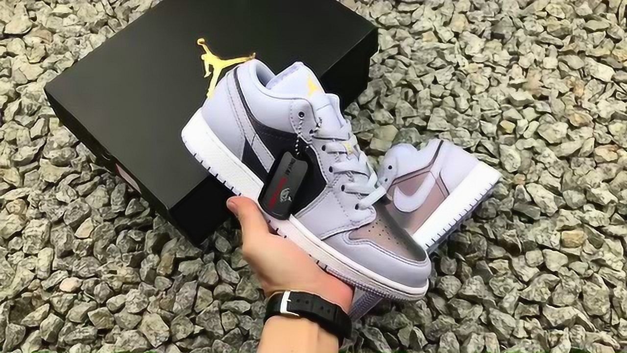 aj开箱:乔一低帮电光紫配色板鞋开箱实拍