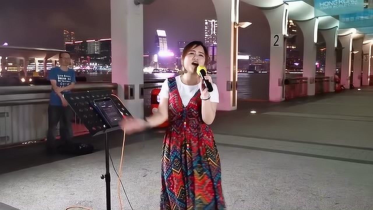 香港的街头艺人都会演唱说散就散听听女歌手的演唱怎么样