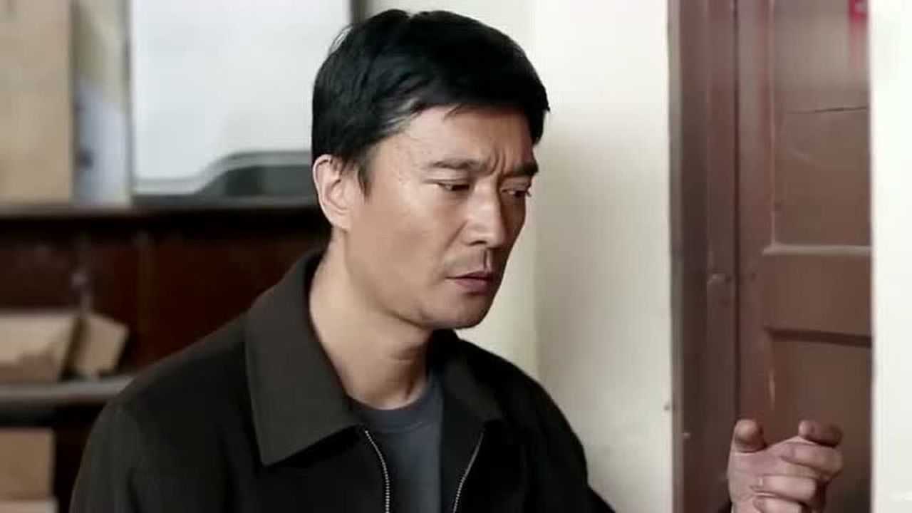 俺娘田小草薛斌来看父亲!哪料父亲将他拒之门外!还说不认识他!