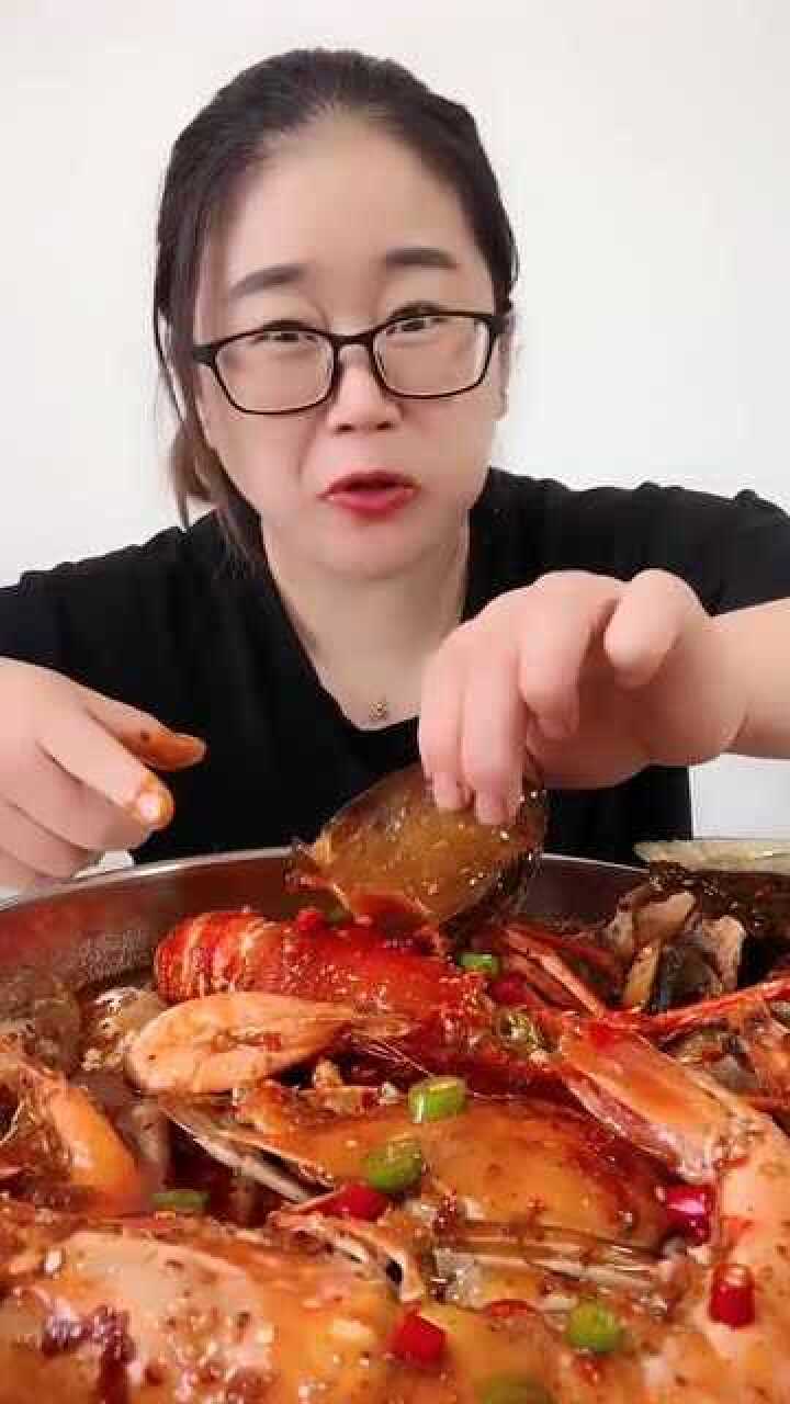 美女吃香辣大鲍鱼看着就好吃锅里还有不少海鲜