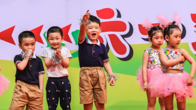 丹东市萌芽幼儿园六一儿童节——王奕文和小朋友们演出片段……