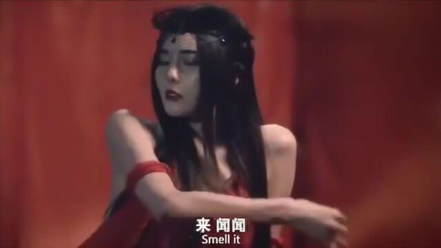 丧尸女皇看不起丧尸,赏他一块肉还扔地上,男丧尸想要反抗