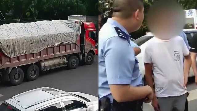 现场:四川资中县政府大门被超载货车司机驾车堵住 民警现场教育