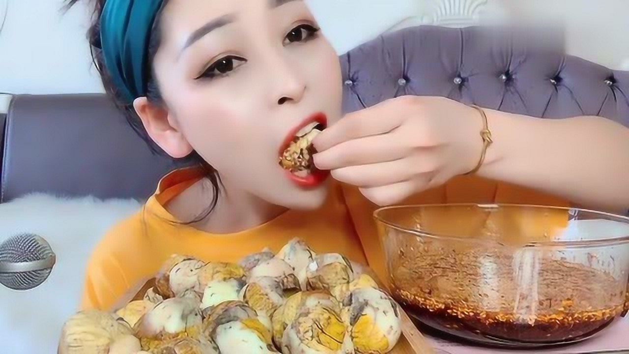 吃货美女主播吃活珠子,沾上酱料一口一个,太香了,馋到流口水!