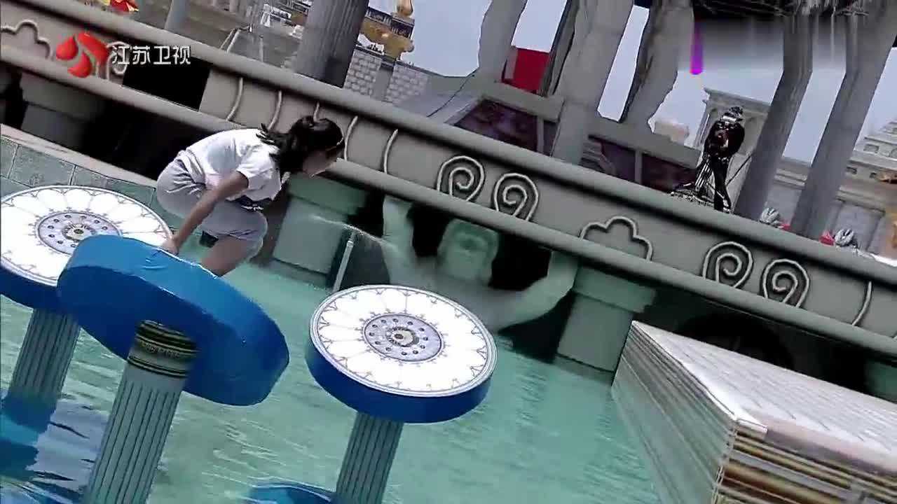 妹子一上场男主持就猜测不断女生闯关果然很勇猛