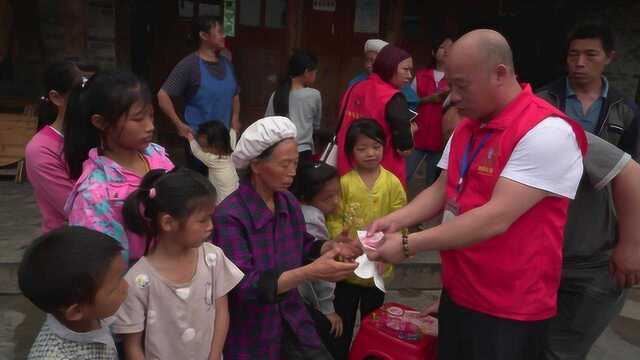 大爱遵义;给汇川区山盆镇失去母亲的七个孩子送温暖