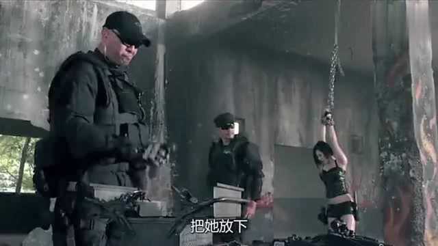 女搜查官被士兵吊起来揍,打在凹凸有致的身体上,看着就疼!