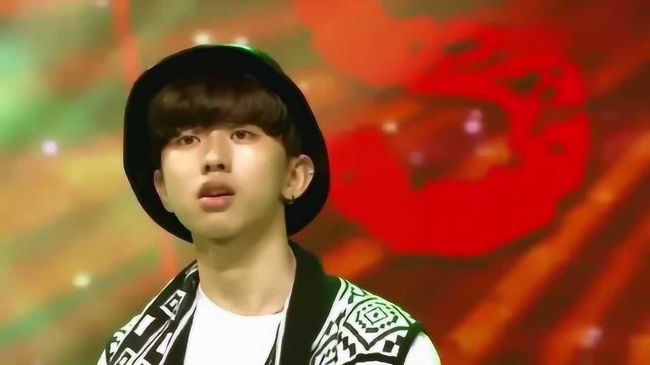蔡徐坤早期选秀视频,在台上表演中,竟被评委突然喊停