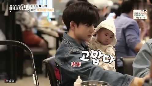 陈华一个人带孩子太累，和朋友一起吃饭，他只能在旁边先喂孩子！