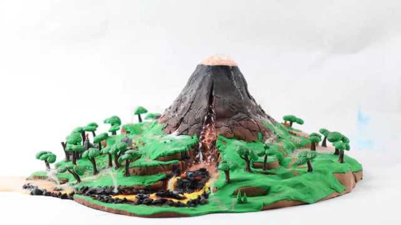 牛人用黏土制作精致火山,模拟火山爆发,效果逼真
