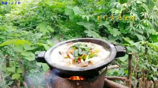 石锅鱼,也叫金福鱼,制作方法独特,将鱼放在石锅内煮