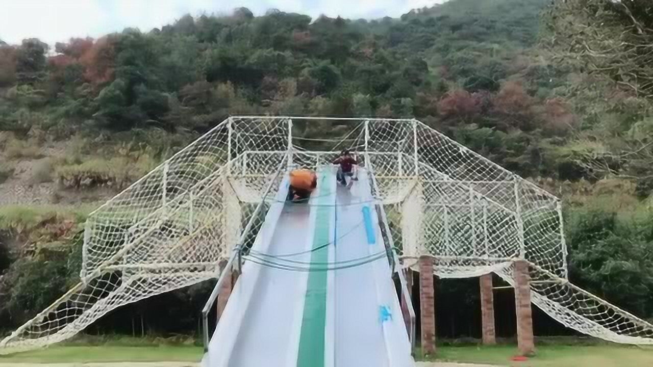 网红熊游乐园玩滑滑梯