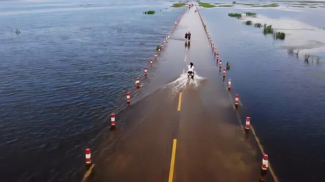 航拍江西大雨过后,出现的最美水上公路,永吴水上公路