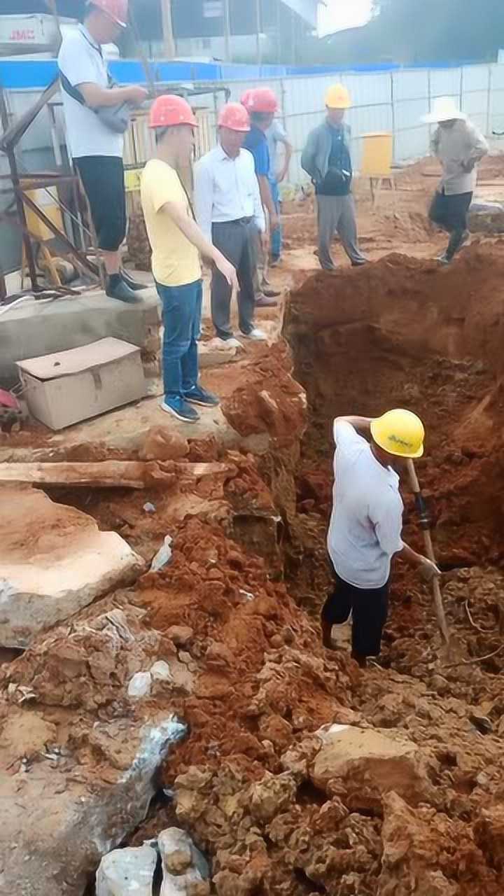 一个工人干活六个领导指挥