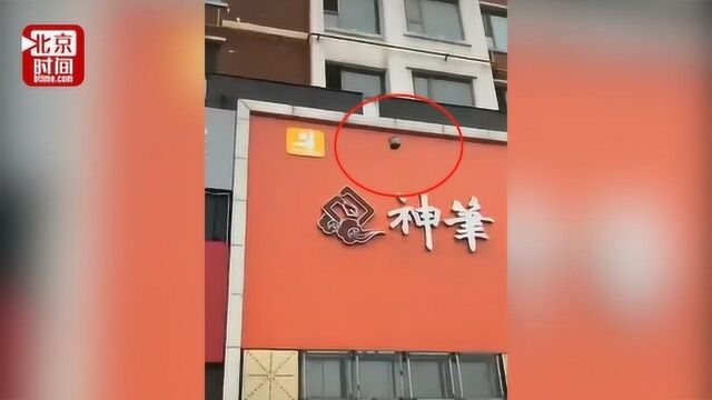 又现高空抛物!小区高空抛下铁管铁棍 险些砸中拍摄者