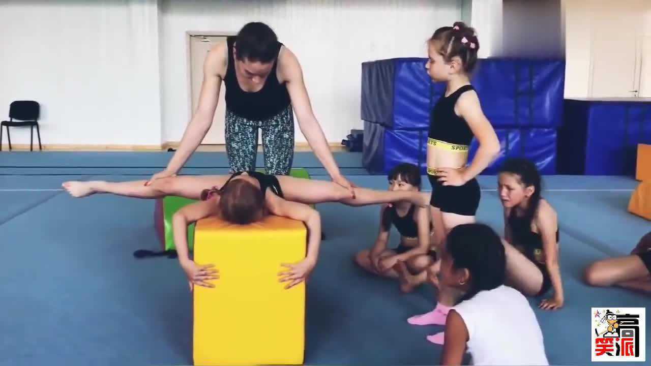 这里的小女孩每天就是这样被强行压腿即使疼到哭也要继续