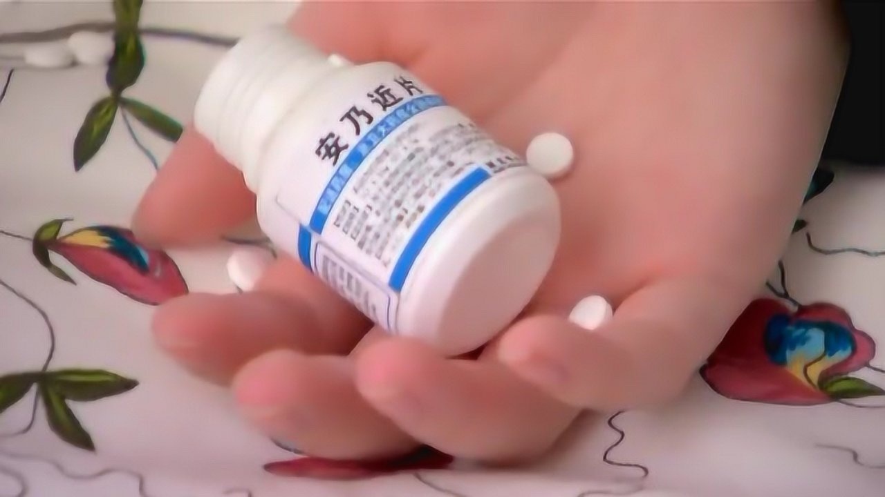 姑娘给闺蜜庆生,摁门铃不开,进屋里一看,闺蜜竟吃了一瓶安眠药