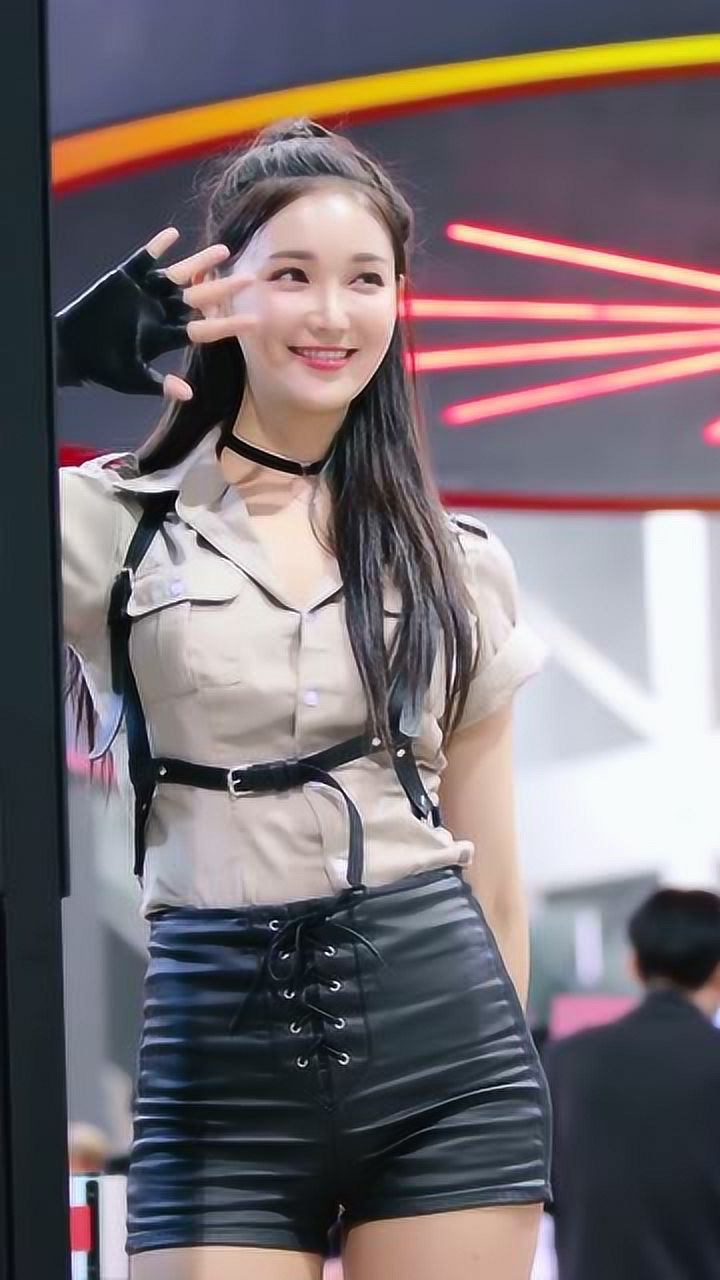 韩国专业车模手上的皮手套真有质感一看就很难驾驭