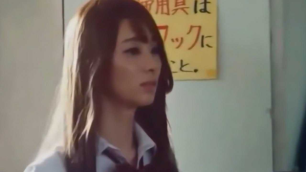 女孩被校园欺凌，逼她在厕所脱裤子，女孩发疯扔内裤到欺凌者头上_腾讯视频