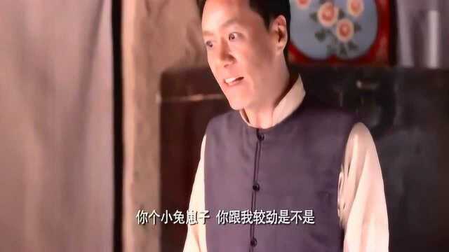 老农民:儿子撅屁股等挨打,农民拎起鸡毛掸子抽,趴姑娘窗户!