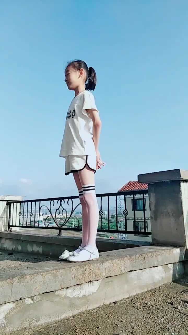 小萝莉穿白丝在楼顶上做瑜伽，看呆了！_腾讯视频