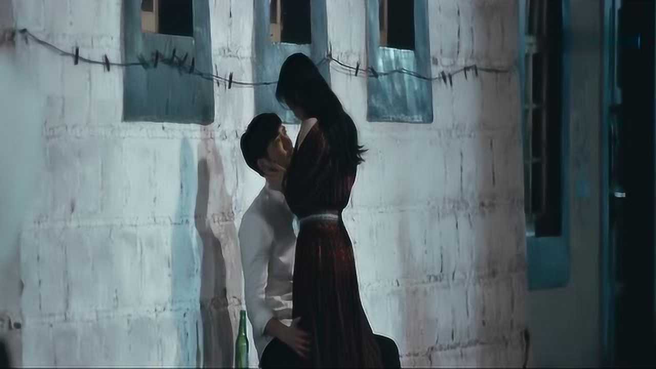 男子正在休息，美女过来抱着就啃，没想到还是法式热吻！_高清