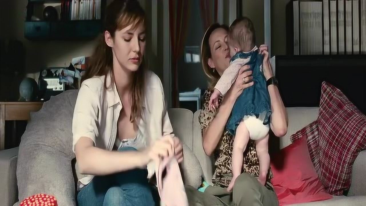 美女喂孩子吃奶动作完全不标准婆婆赶紧给我