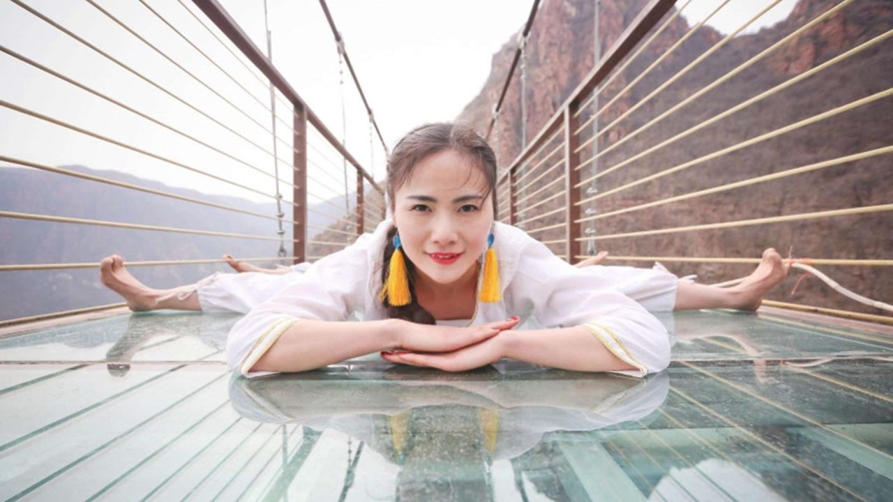 美女游客挑战玻璃桥，不料泄露隐私，管理员：想管管不了！_高清