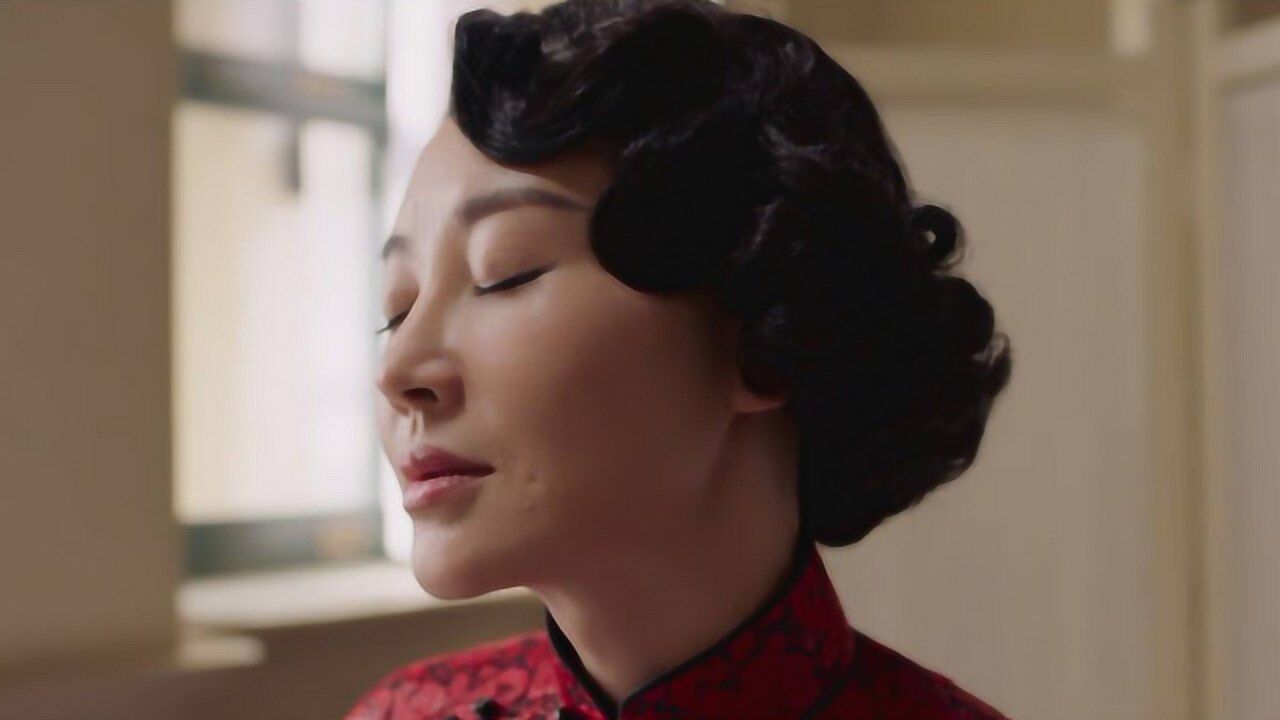 50岁许晴被称性感女神!穿旗袍趴床上风情万种,网友:太美了!