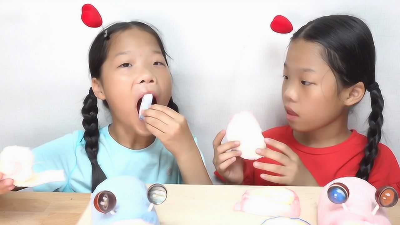 双胞胎试吃卡通版蜗牛棉花糖,姐妹相互喂食太暖心!