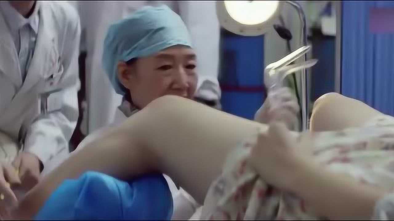 美女做妇科手术病房突然来一群男实习医生吓得拔腿就跑了出去