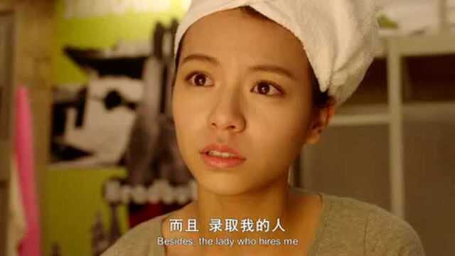 女子摸住肌肉男的胸,叫他不要忘记治疗