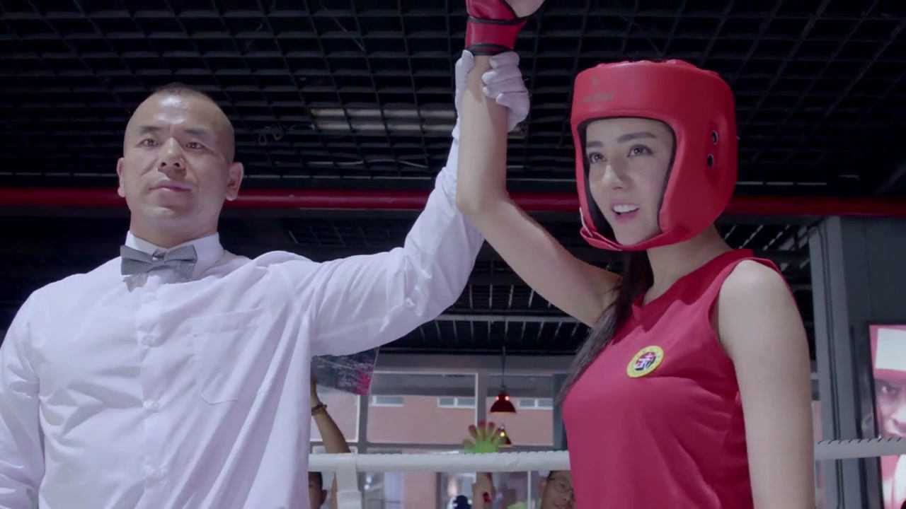 美女拳手挑战男对手,直接把他打趴跪地求饶,不愧是女战神