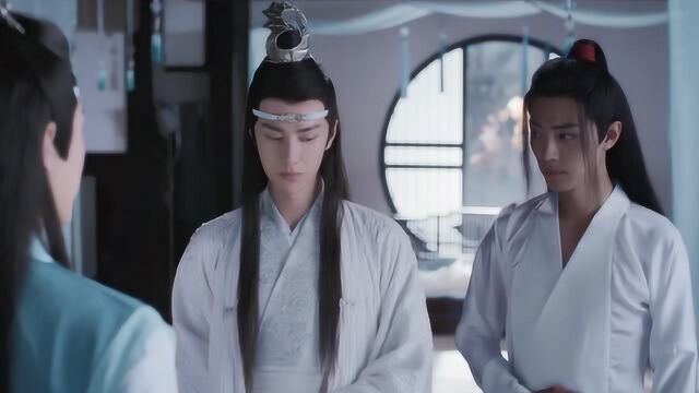 《陈情令》魏无羡从床上下来,捂着肚子,像是一个怀宝宝的人